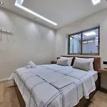 Trendy 2-Bedroom Oasis Near Top Restaurants And Cafes - Air Conditioners!